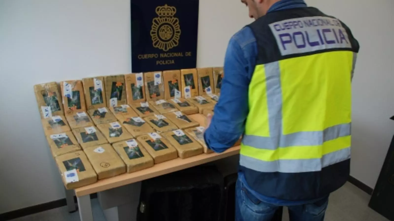 Els paquets de cocaïna trobats en un camió interceptat aquest mes d'abril a La Jonquera. / ACN