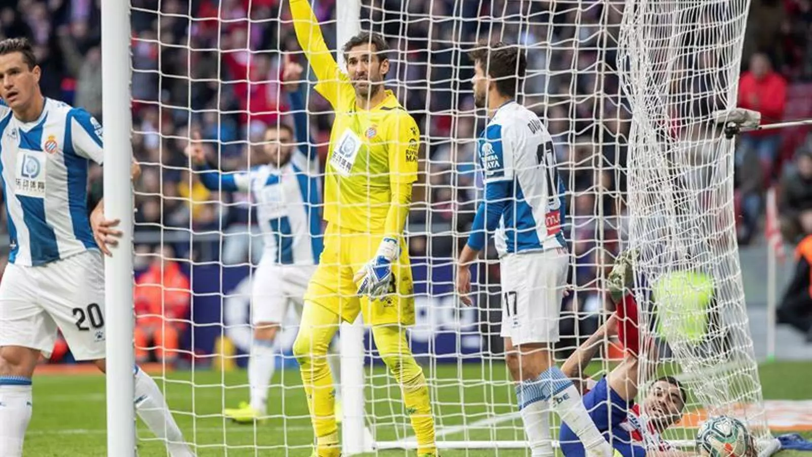 Diego López i la defensa de l'Espanyol protesten un fora de joc en el gol de Correa