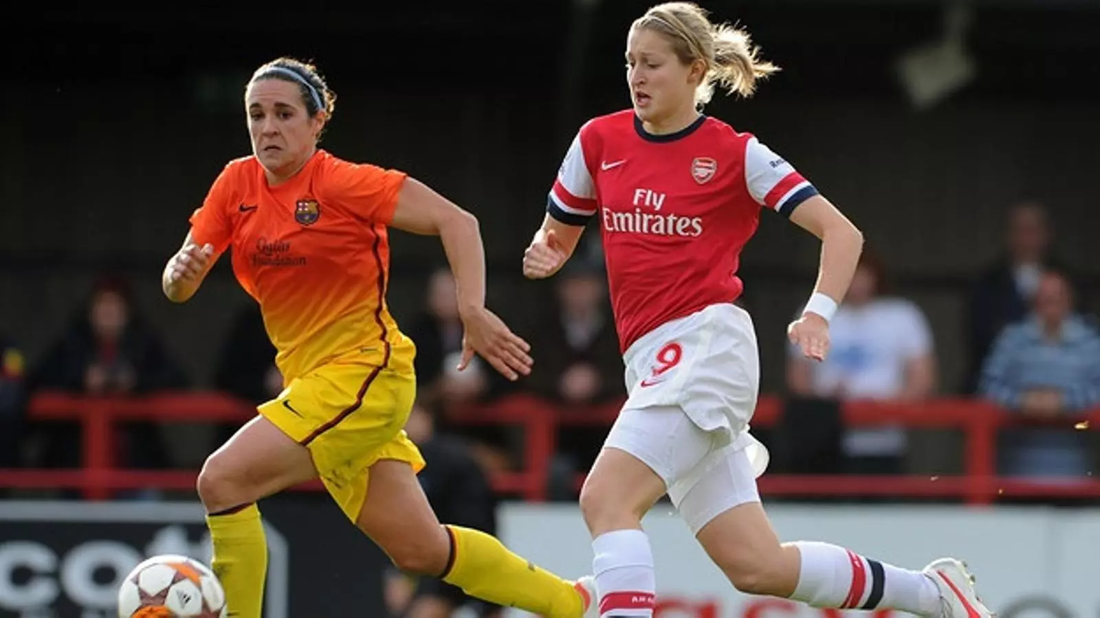 Melisa Nicolau corre amb Ellen White en una acció durant l'Arsenal Ladies-Barça