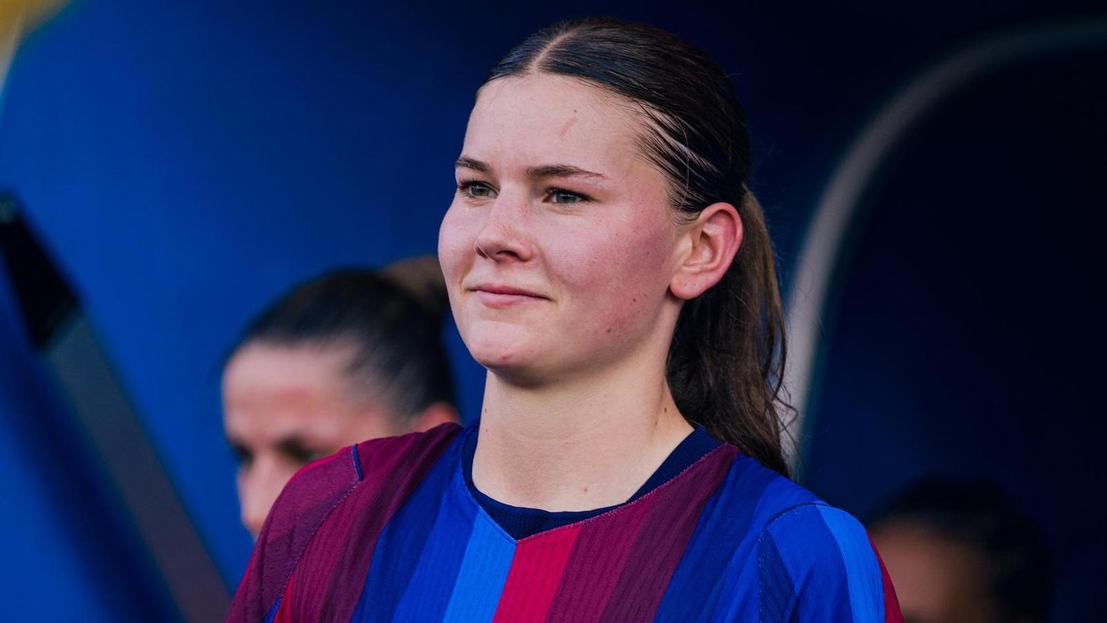 Renee Van Asten with Barça women at the Johan Cruyff stadium