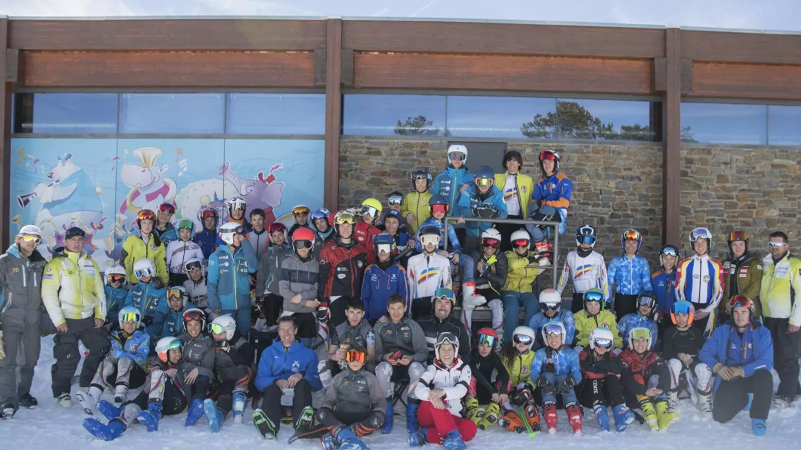 Els excorredors d'esquí Carolina Ruiz i Luc Alphand, ambaixadors de les finals de la Copa del Món Andorra 2019, amb els membres dels esquí clubs. / GRANDVALIRA