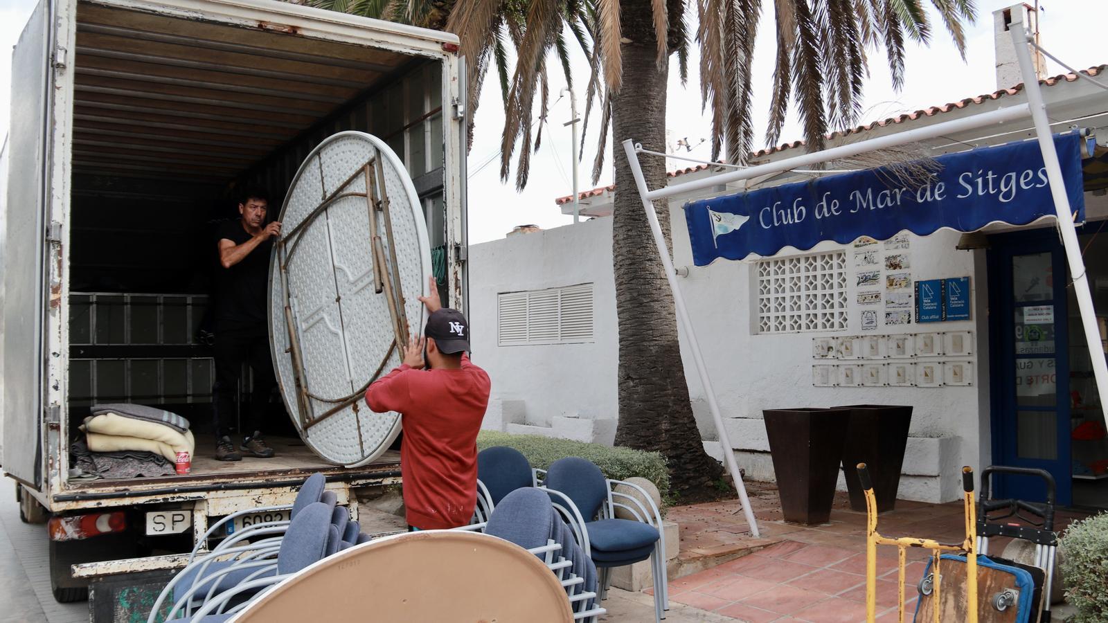Operarios sacando los muebles del Club de Mar de Sitges, hace unos días.