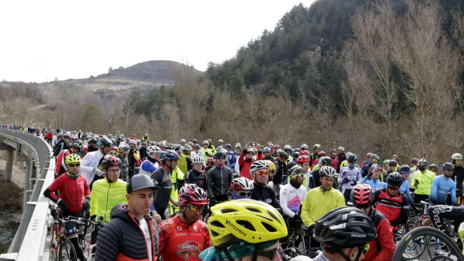 Els ciclistes en la marxa de protesta i de record del company mort / ARA ANDORRA