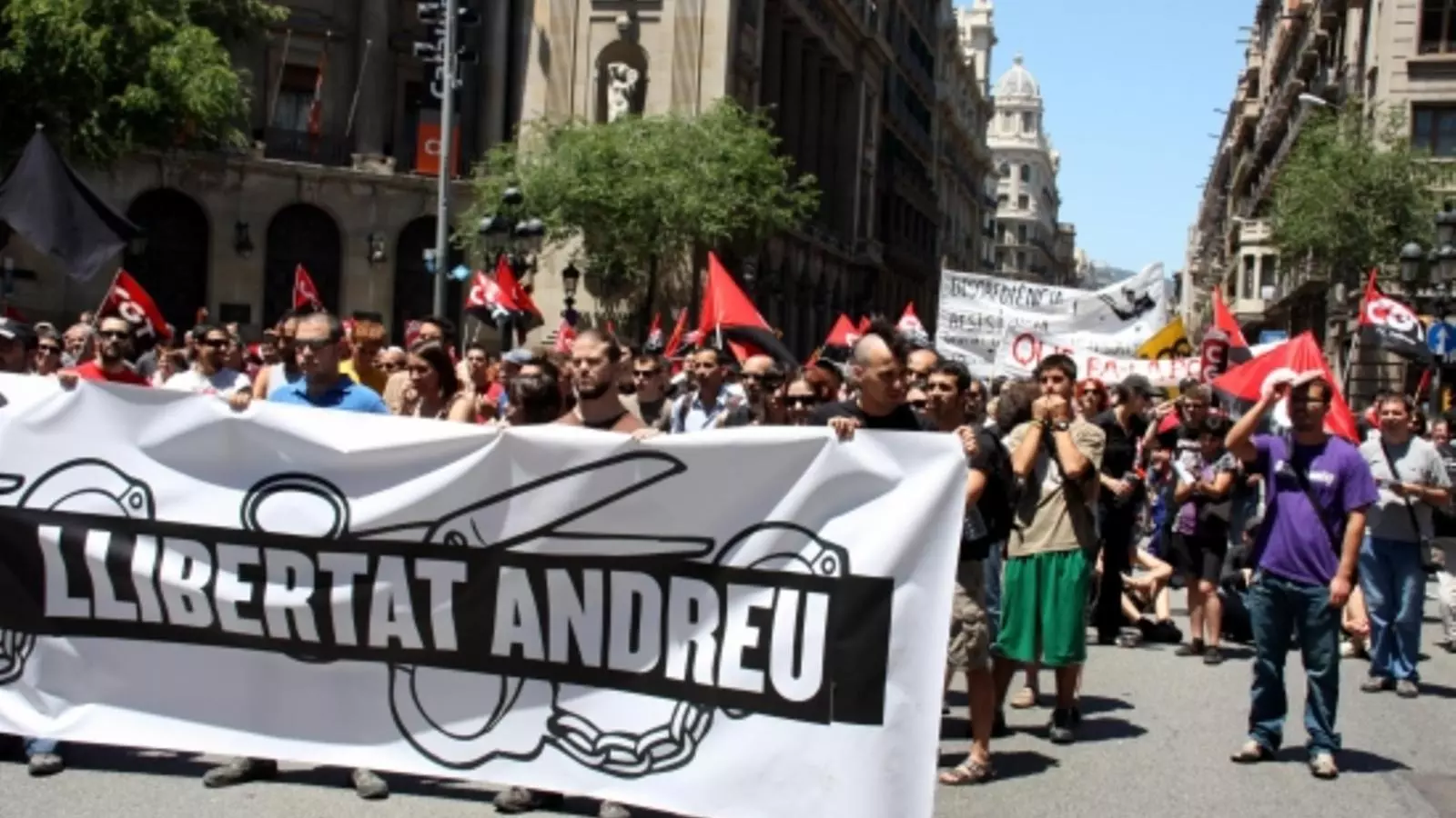 Membres del sindicat CGT s'han manifestat aquest dissabte pels carrers de Barcelona / ACN