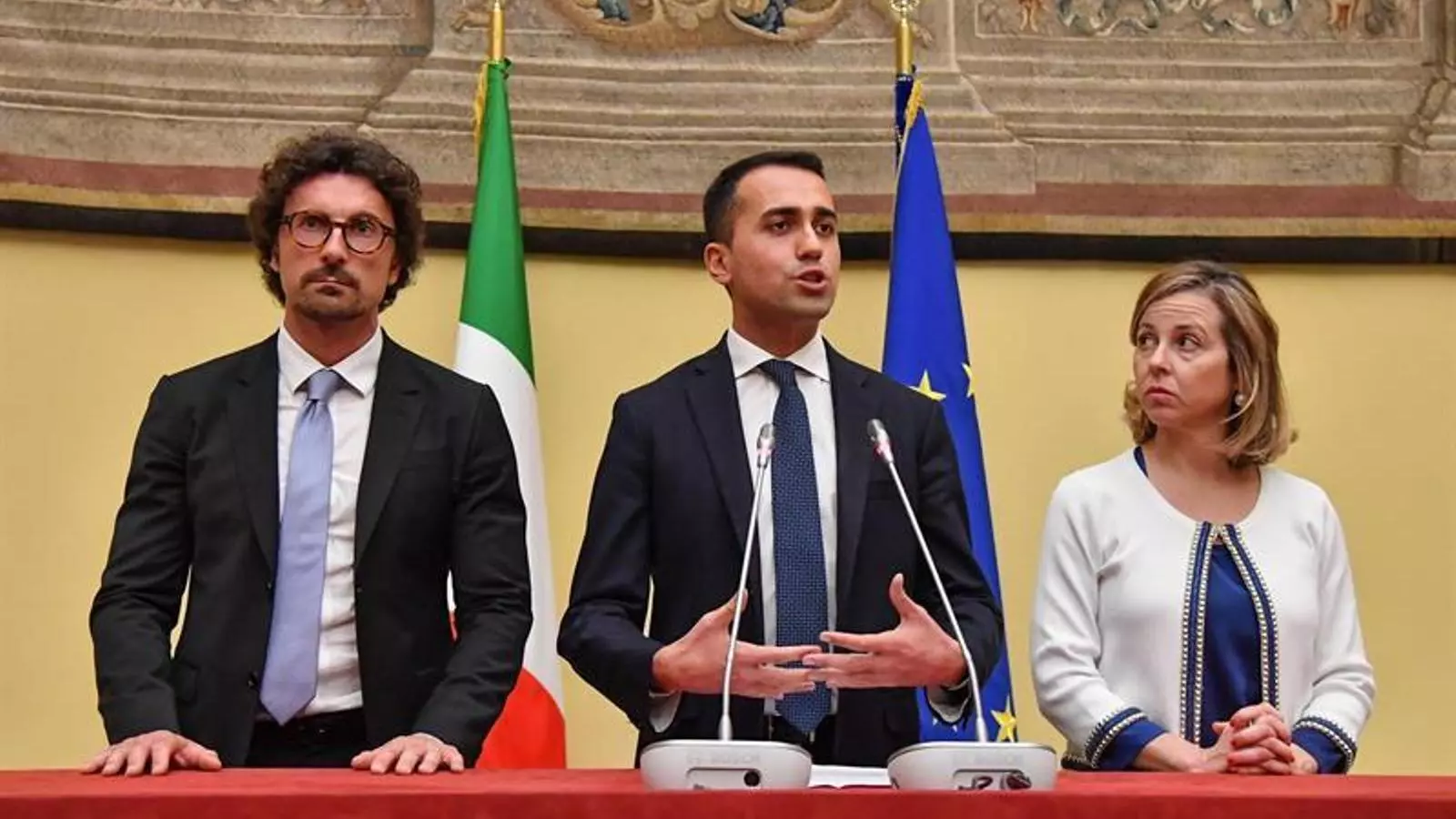 Luigi di Maio, envoltat de dirigents del Moviment 5 Estrelles, compareix per explicar els avenços en les negociacions.