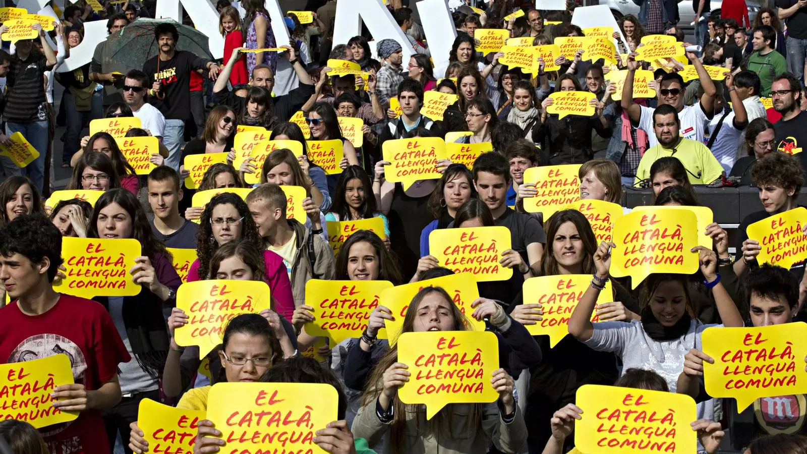 Unitat civil per la llengua El model educatiu únic amb el català com a llengua vehicular ha estat un dels cavalls de batalla del catalanisme polític des de la Transició en benefici de la màxima "Catalunya, un sol poble". 30 anys després, la defensa del que ha esdevingut un model d'èxit a nivell cohesionador és un dels elements que més unitat civil i política genera al país.