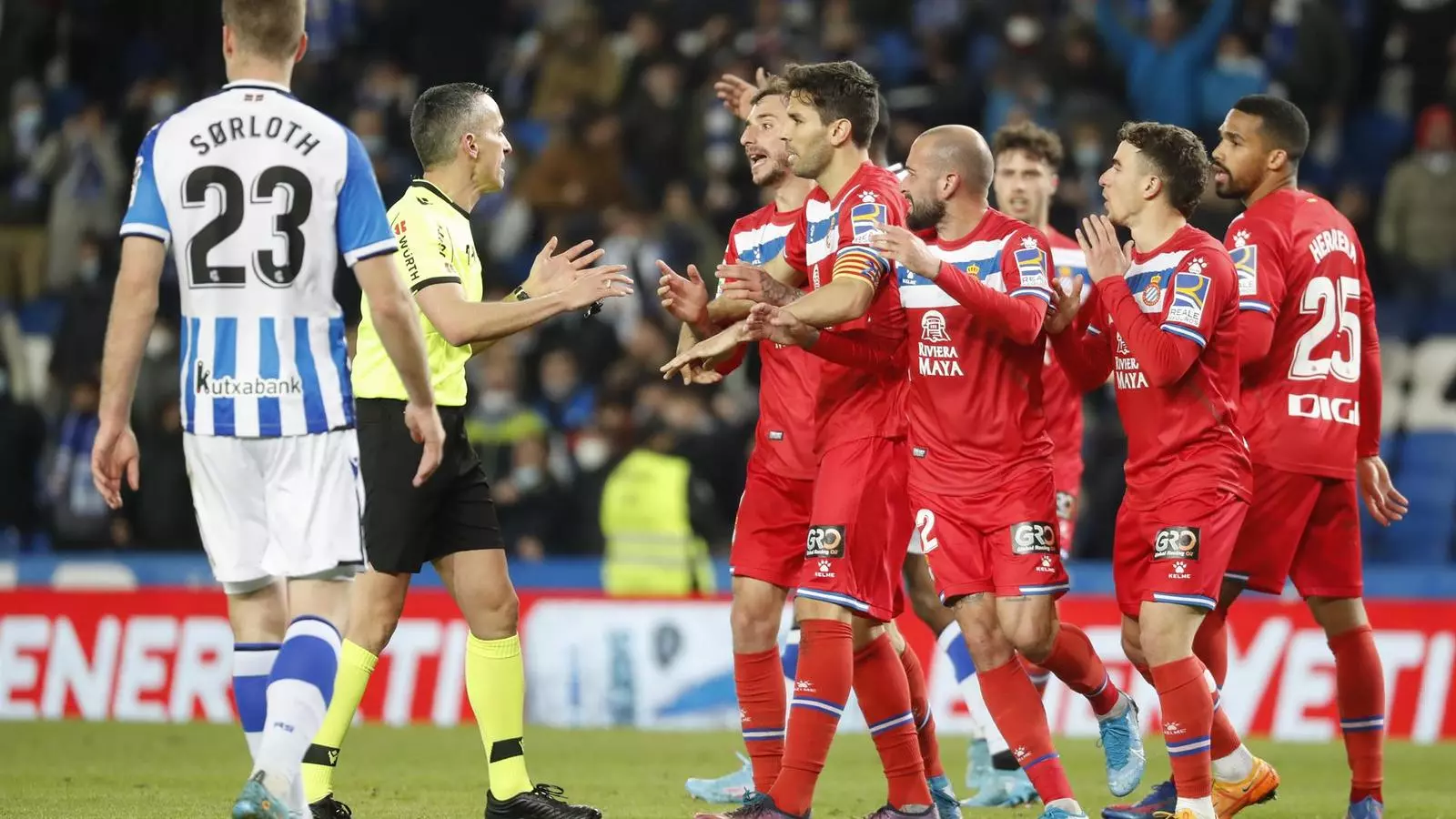 Els jugadors de l'Espanyol, protestant el penal xiulat al minut 95