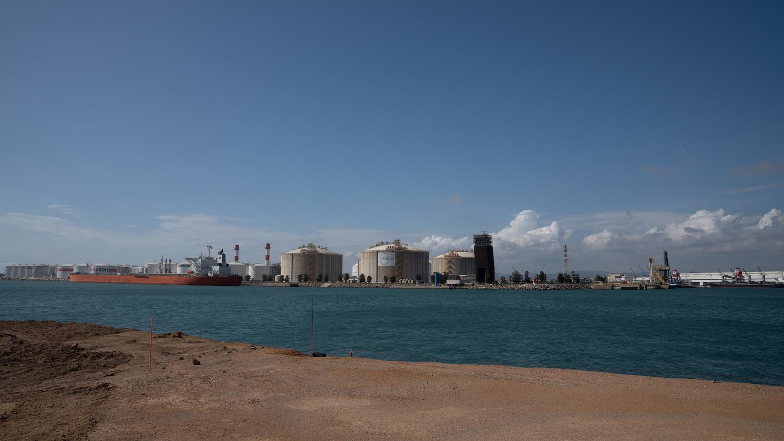 Imagen de archivo de la planta regasificadora de gas del Puerto de Barcelona.