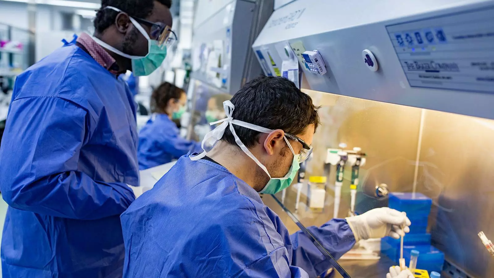 Investigadors del laboratori d’IrsiCaixa dedicat a la recerca sobre el VIH a l’hospital de Can Ruti.