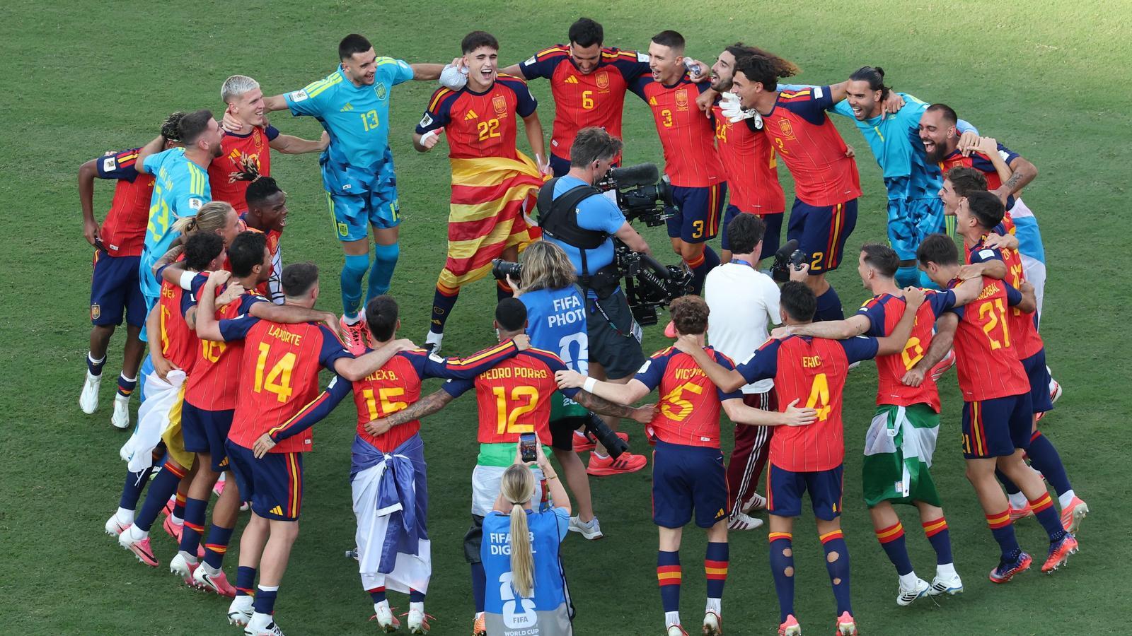 The joy of the Spanish national team during the celebration. Pau Cubarsí takes out a Catalan flag; Dani Olmo, the flag of Terrassa.