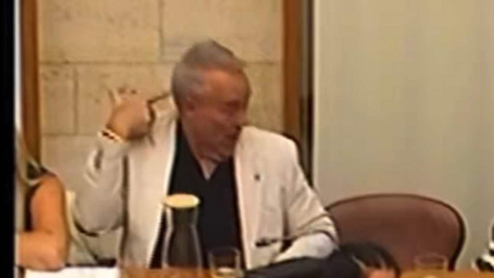Image capture in which the Vox councilor is seen making the gesture of a shot to the back of the neck against a Comuns worker.