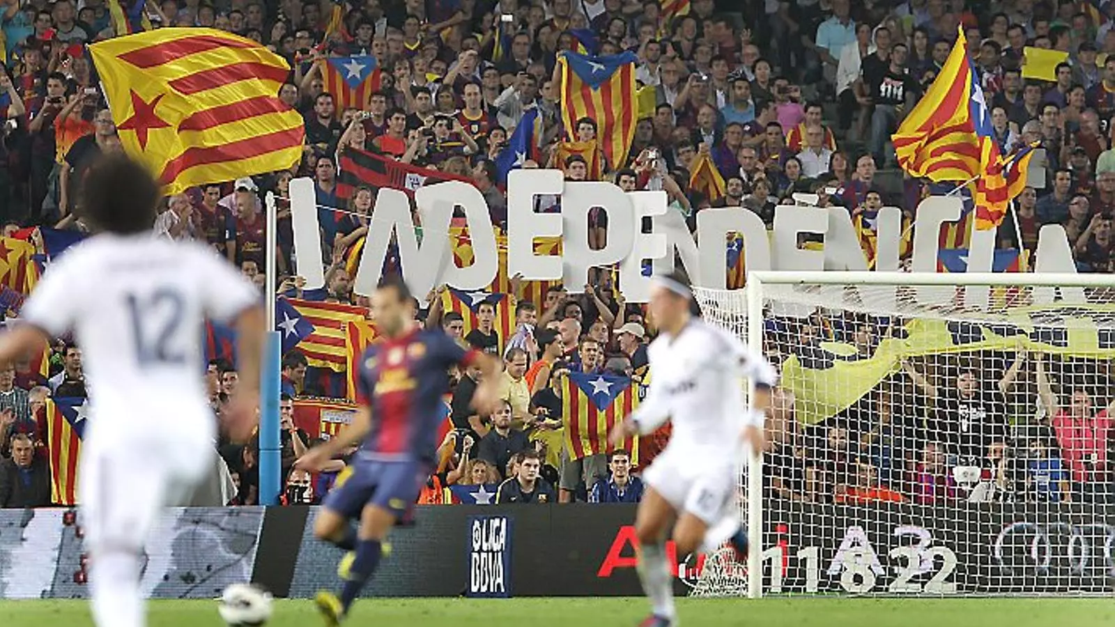 Estelades i eslògan independentista al gol sud del Camp Nou en el clàssic disputat el 2012.