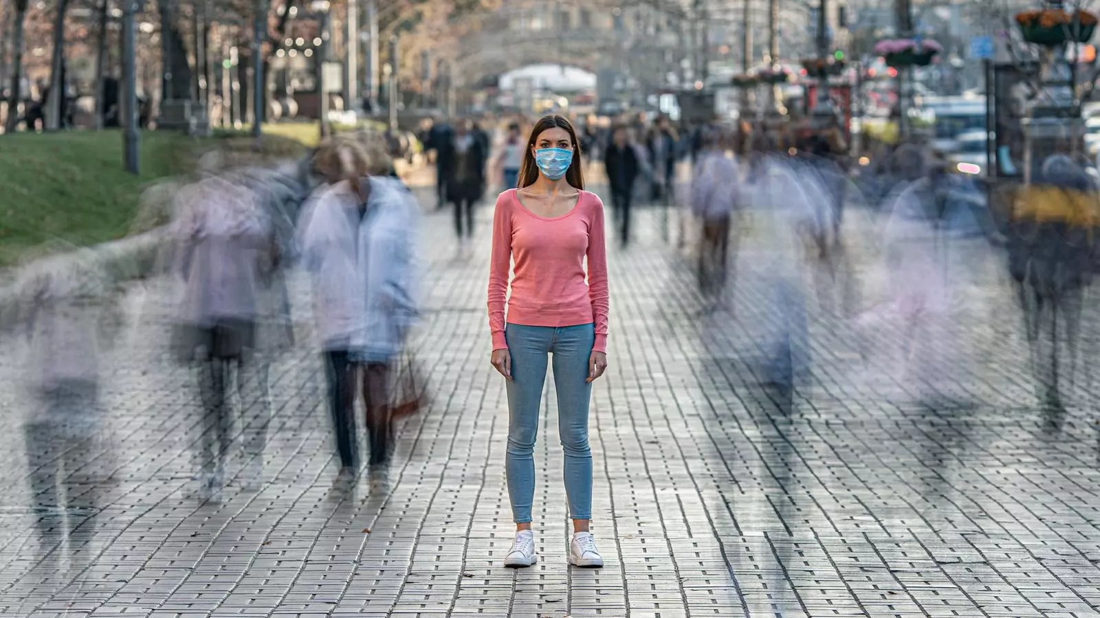 Una chica con mascarilla al exterior en una imagen de archivo