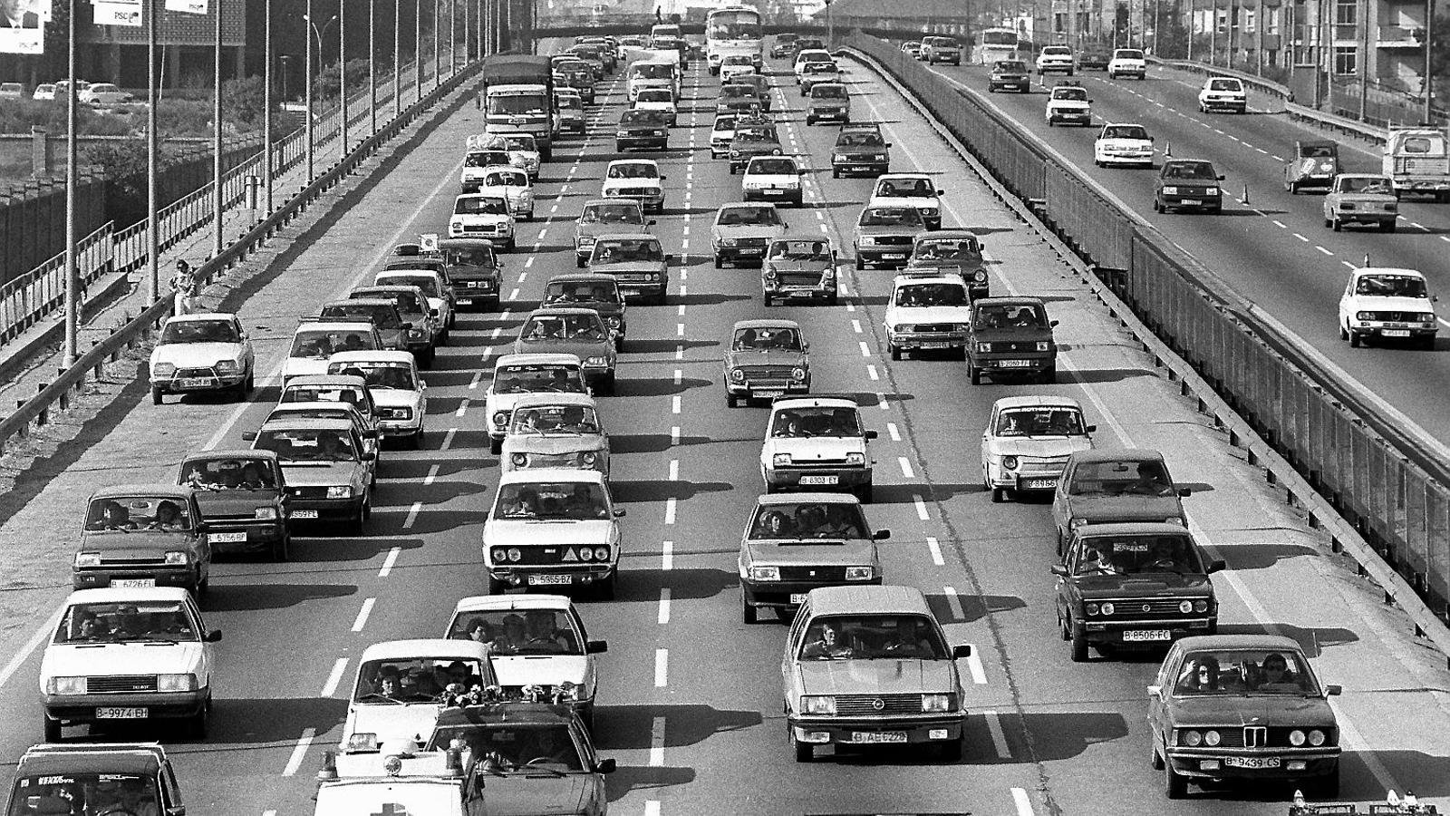 Embús de trànsit el 1984 a la Meridiana, amb un aspecte ben diferent de l’actual.