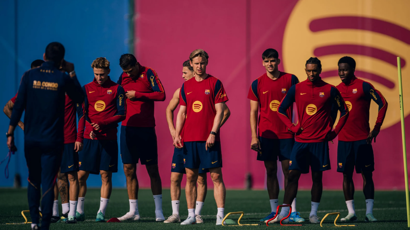 Frenkie de Jong, in the center, during a training session with Barça