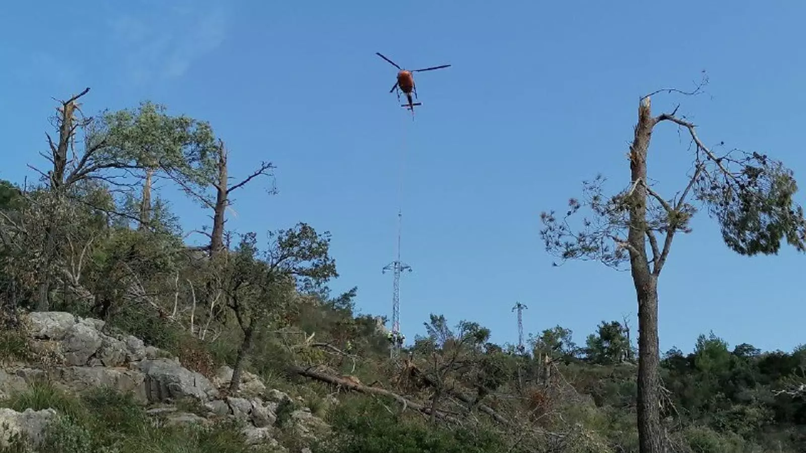 Un helicòpter ha traslladat i instal·lat les noves torres de la xarxa de distribució i estesa del cable./ GOIB