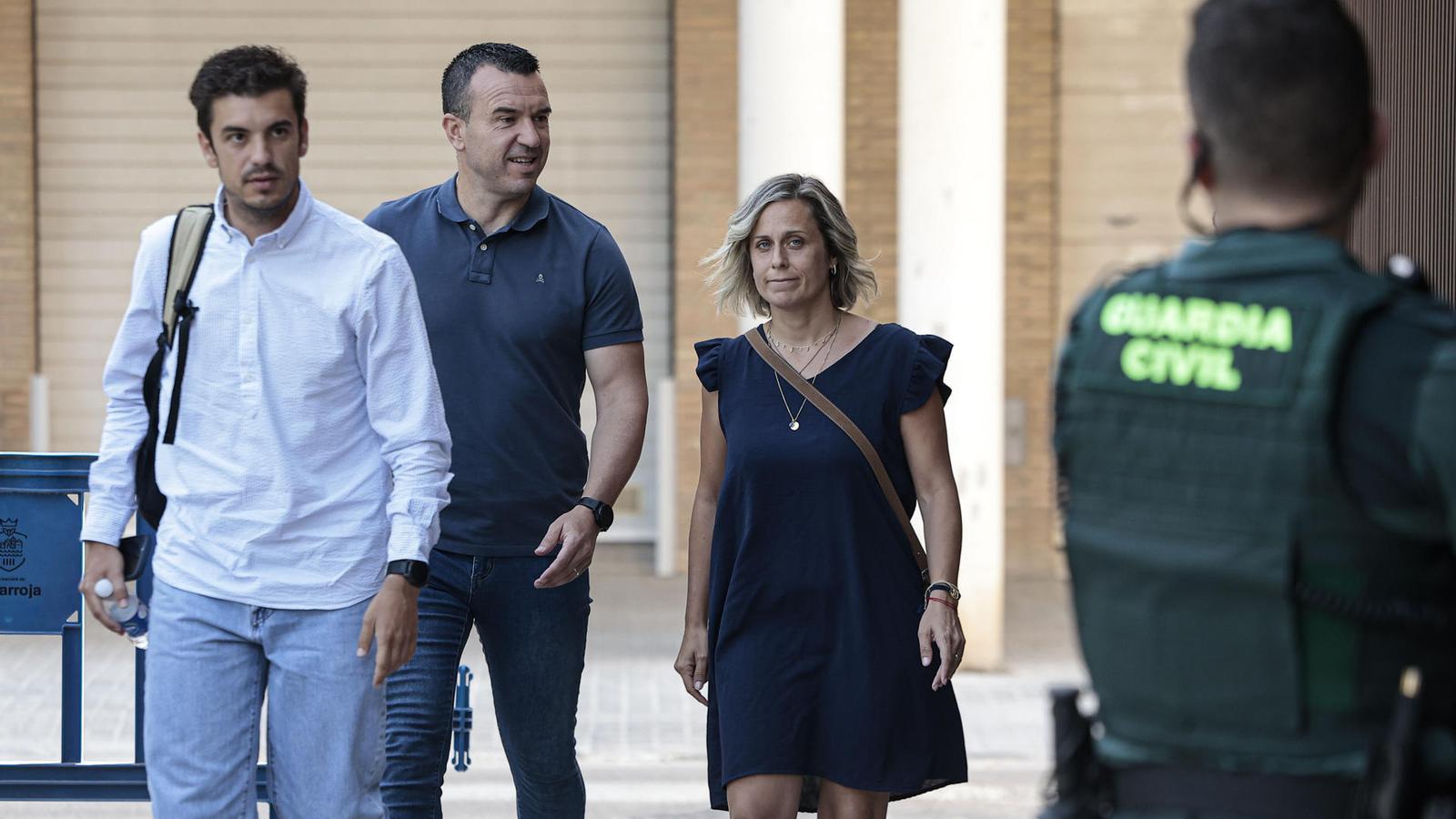 El presidente de la Diputación de Valencia y alto cargo del PP, Vicent Mompó (centro) a las puertas del juzgado de Catarroja.