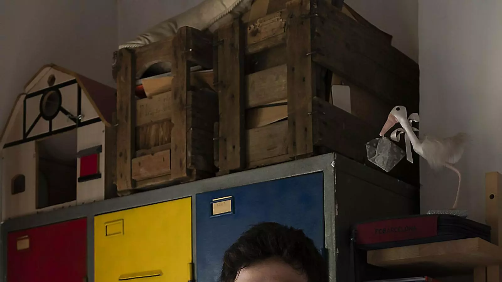 Harry P. Potter a la seva habitació, al pis de Gràcia on resideix la seva família catalano-britànica.