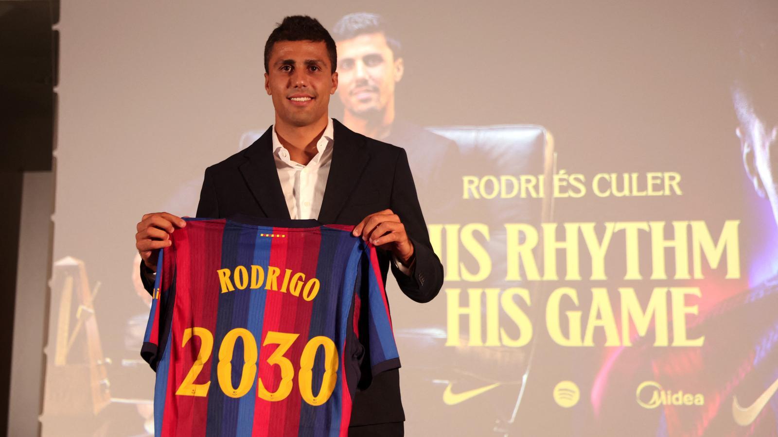 Rodrigo Hernández posando con la camiseta del Barça.