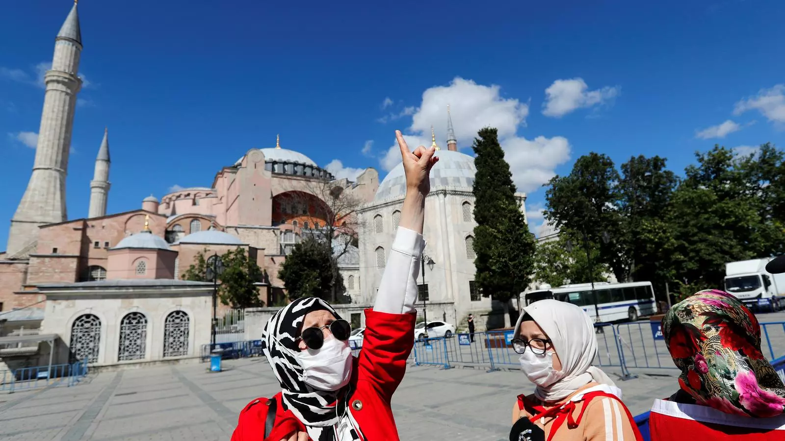 Un grup de dones celebrant la reconversió de Santa Sofia d'Istanbul en mesquita
