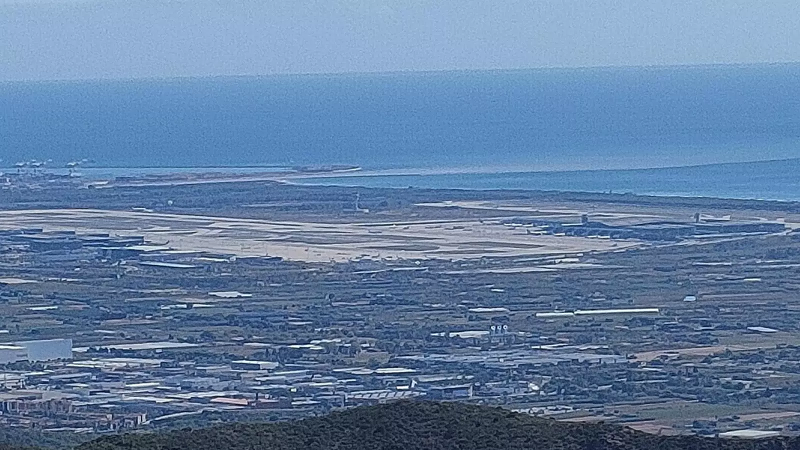 L'aeroport del Prat vist des de la Morella, el cim més alt del massís del Garraf.