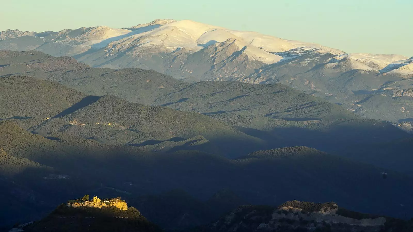 Pirineu oriental enfarinat, dissabte la matí, des de la comarca d'Osona