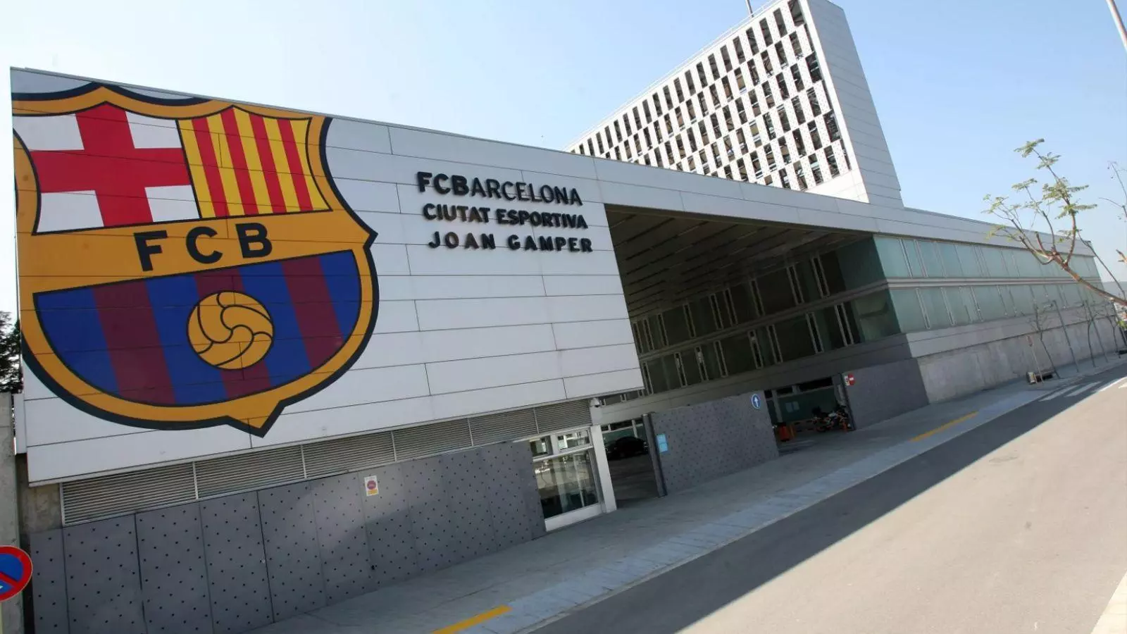 La fachada principal de la Ciutat Deportiva Joan Gamper.
