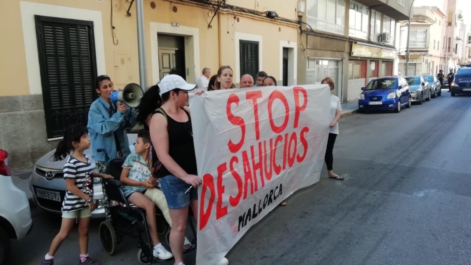 Membres d'Stop Desnonaments durant una protesta a Palma