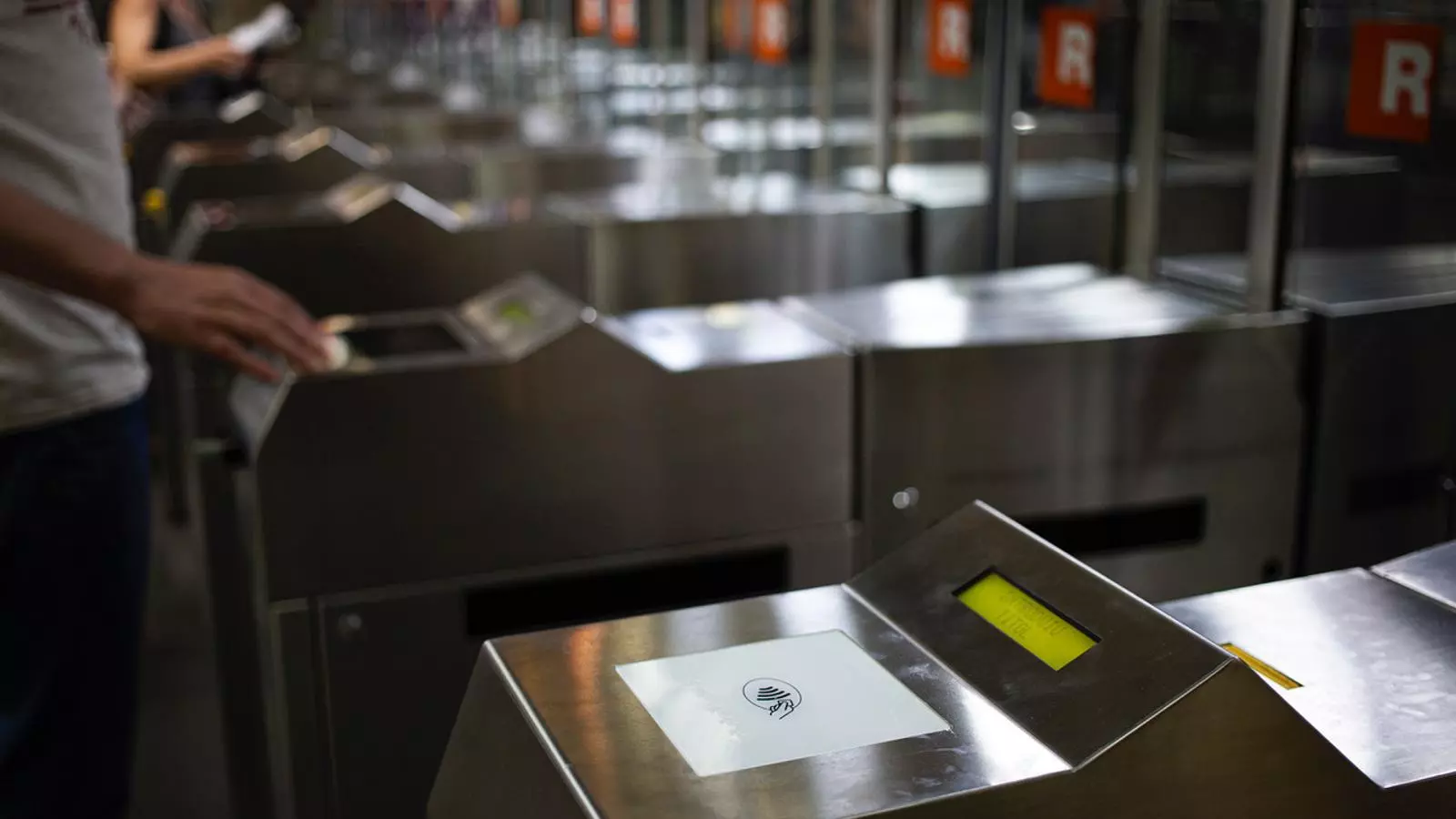 Comencen a renovar les màquines per a l'arribada de la T-Mobilitat