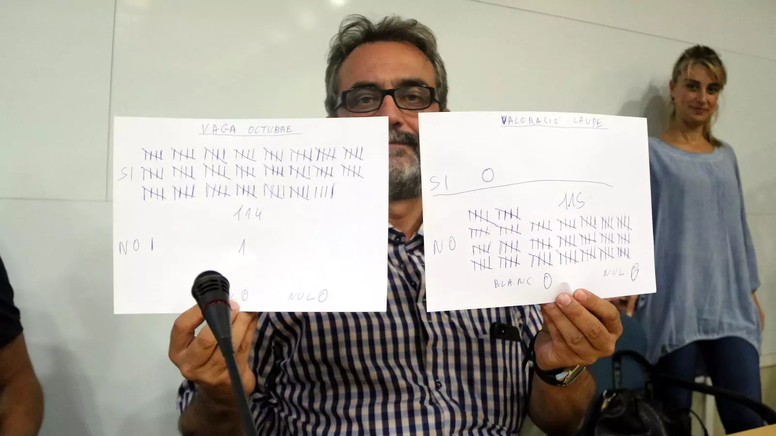 L'assessor del comitè de vaga, Joan Carles Giménez, mostrant el resultat de les votacions