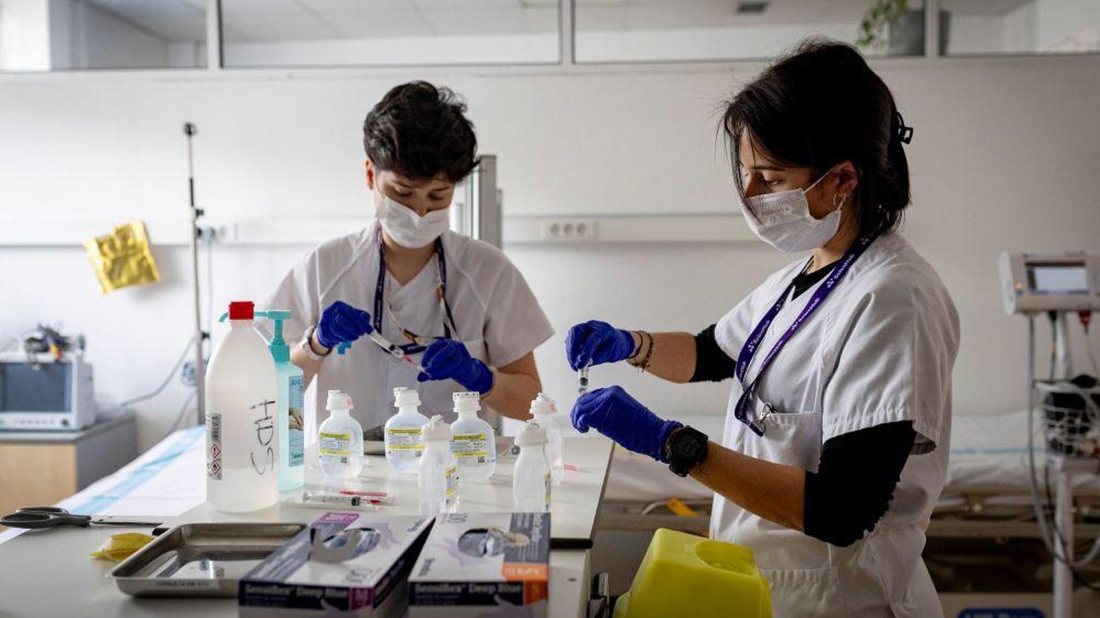 Two healthcare professionals at the Germans Trias i Pujol University Hospital, in a file photograph.