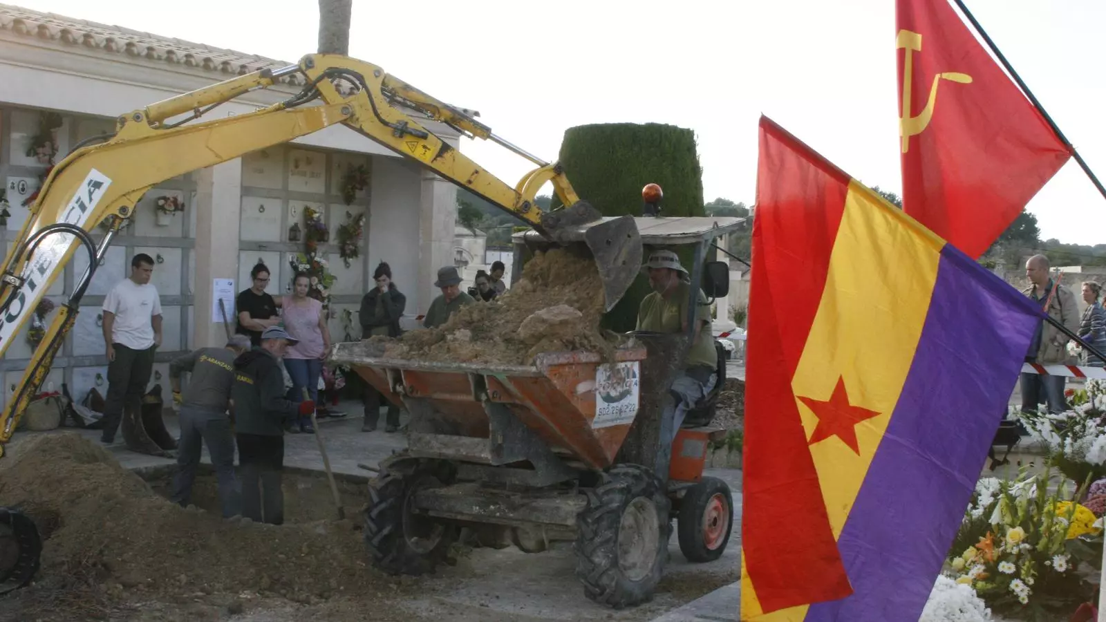 Una bandera republicana i una altra comunista han saludat l'inici de recuperació de molts desapareguts.