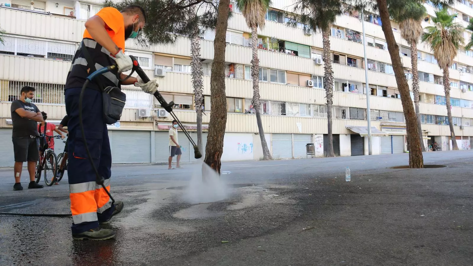 Un operari de la neteja traient les restes de sang del lloc on ha passat l'agressió mortal a la Mina.