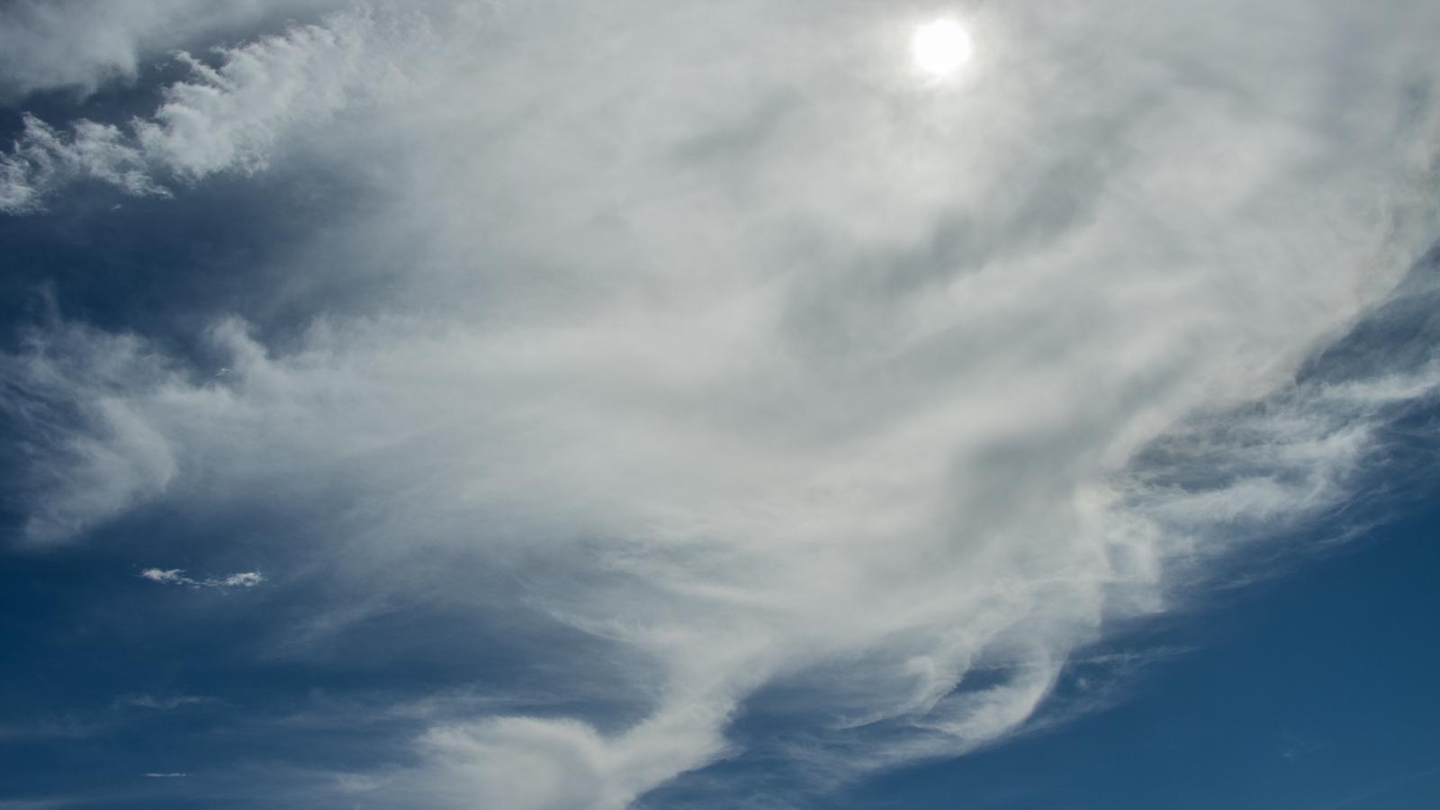 Thin clouds in Sant Julià de Vilatorta (Osona).