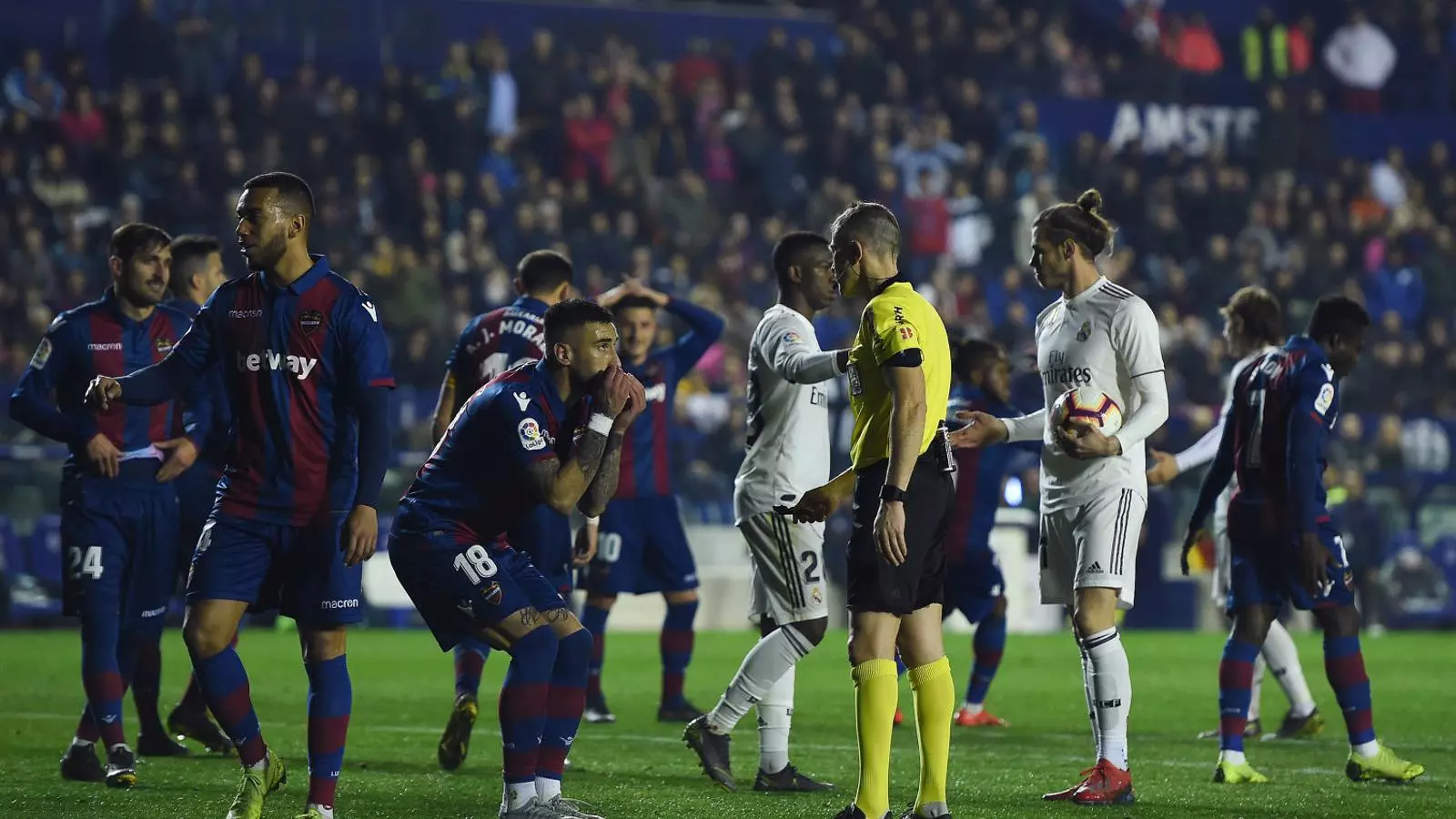 Els jugadors del Llevant desesperats després del segon penal favorable al Reial Madrid.