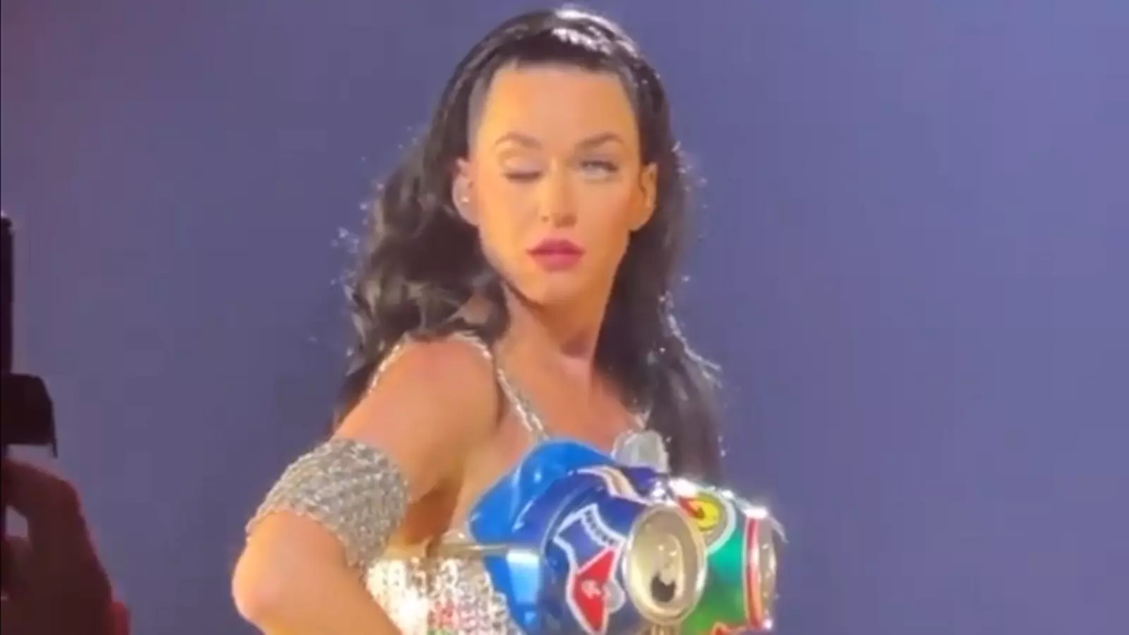 Katy Perry amb l'ull dret tancat durant un concert
