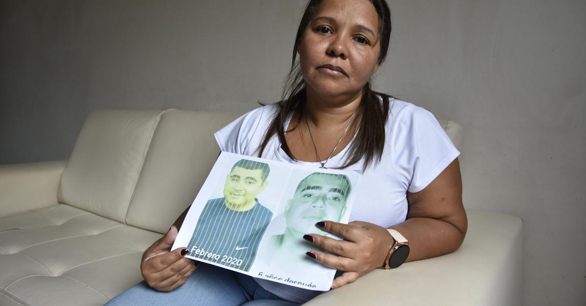 “Avui tampoc no ha sortit”, diu Eglis Manaure, de 50 anys, mentre puja resignada l'escala que condueix a casa seva en un bloc residencial de Guatire, una localitat a...