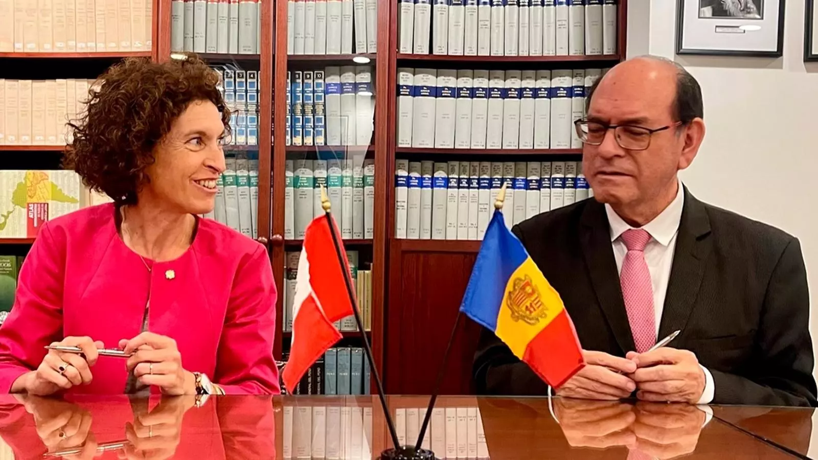 La ministra d'Afers Exteriors, Maria Ubach, amb el titular d'Exteriors del Perú, Miguel Ángel Rodríguez.