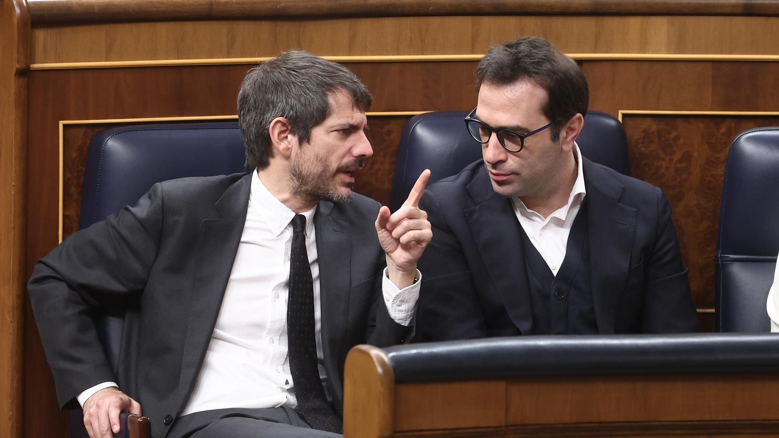 El ministro de Cultura, Ernest Urtasun, y el ministro de Economía Comercio y Empresa, Carlos Cuerpo, durante una sesión de control al Gobierno, en una imagen de archivo.