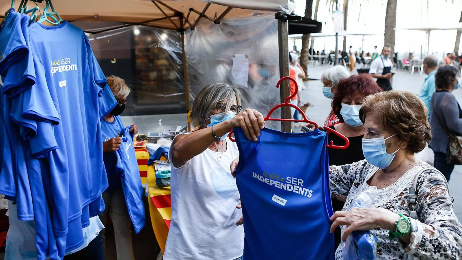 Voluntàries de l’Assemblea ahir en una paradeta de l’entitat a Badalona.
