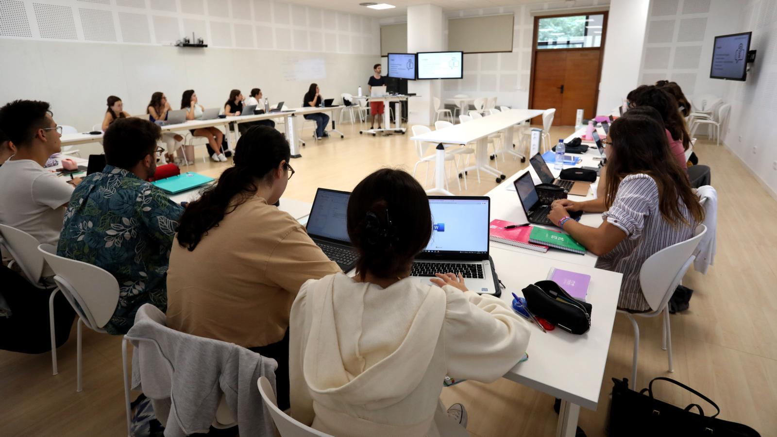 Alumnes a la Facultat d'Educació de la UIB.
