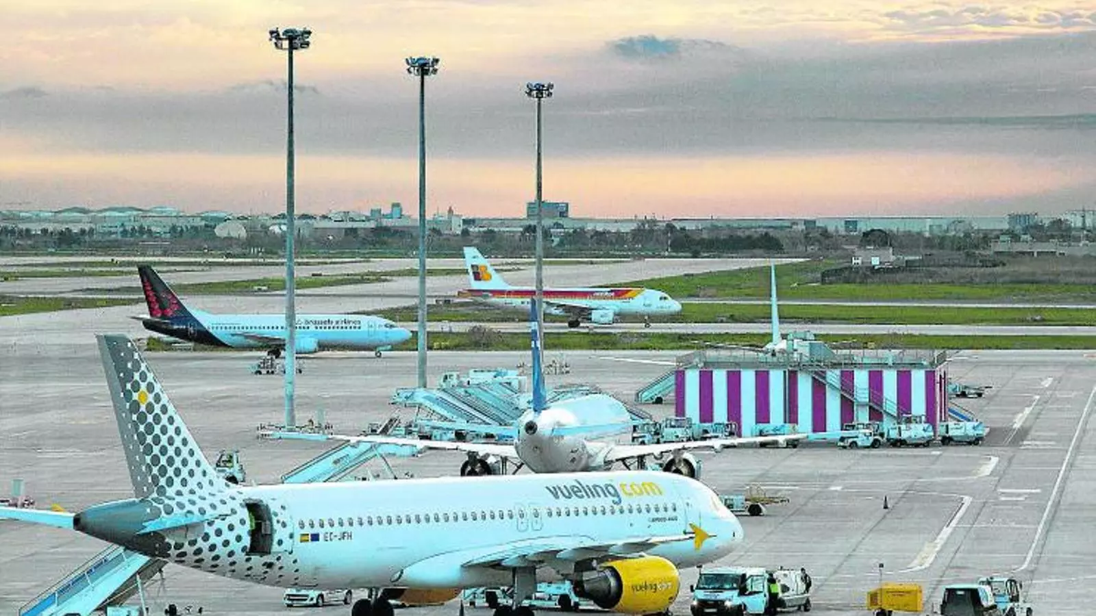 "MÉS OPORTUNITATS"
Vueling és l'aerolínia líder a l'aeroport del Prat. El consell de l'aerolínia valora que amb IAG tindrà més "avantatges i oportunitats".