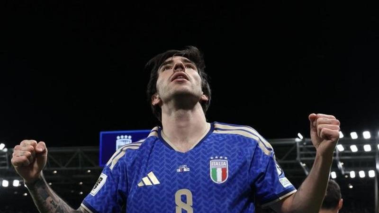 Sandro Tonali, celebrando el primer gol italiano