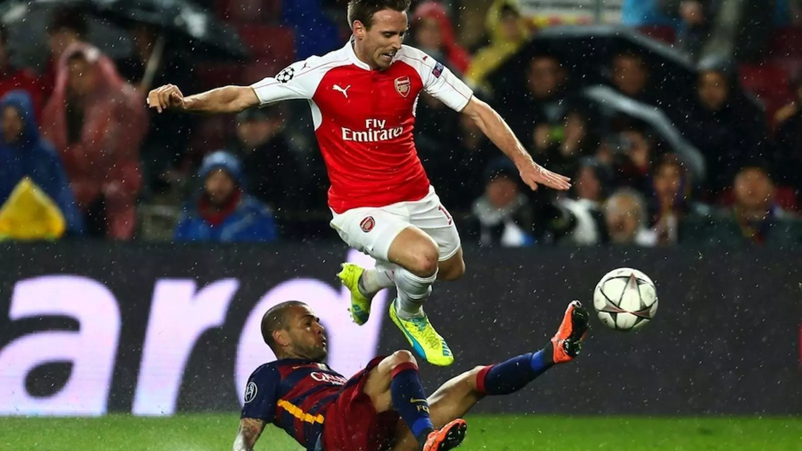 Alves talla una pilota a Monreal