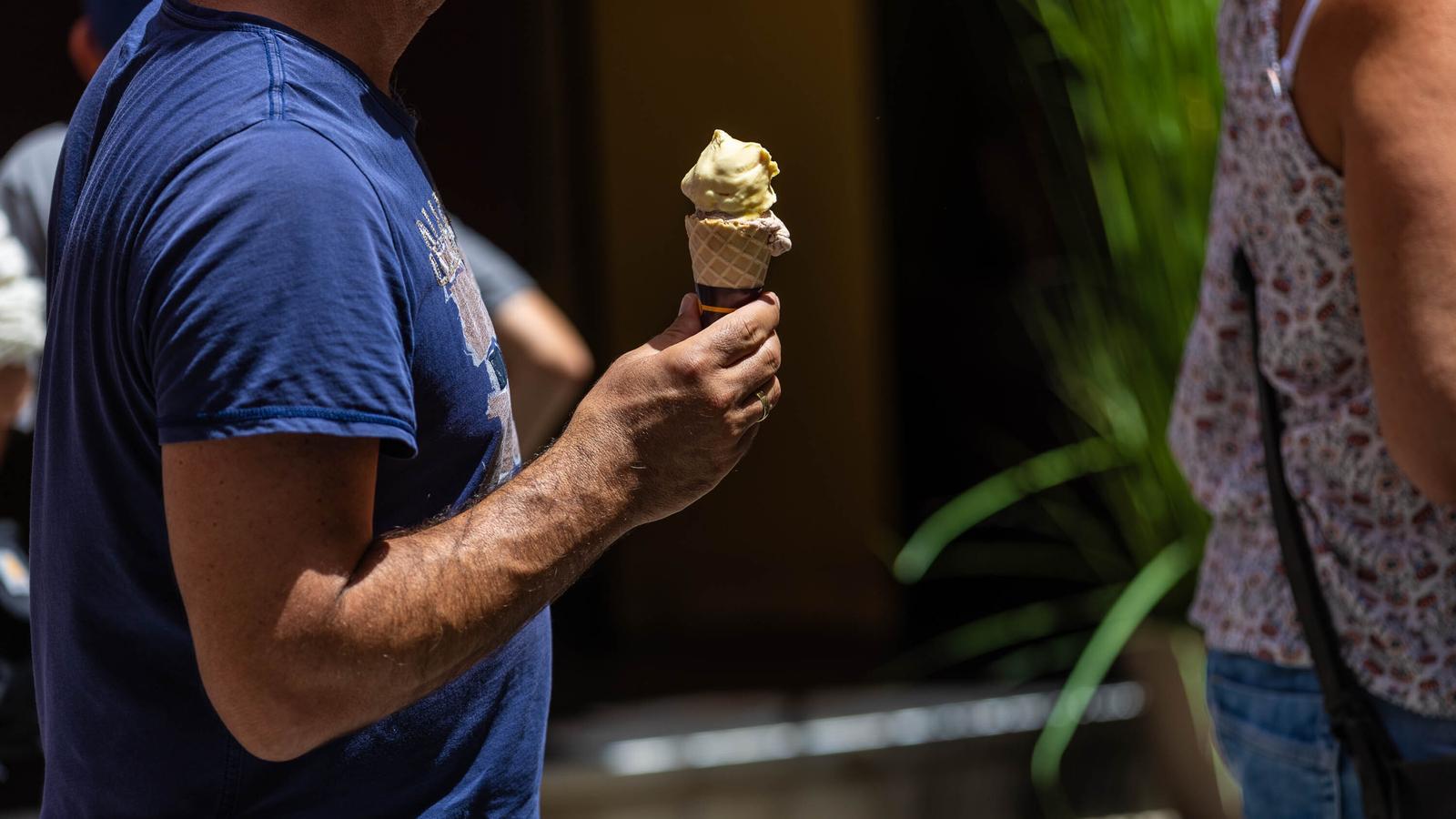 Una persona menja un gelat.