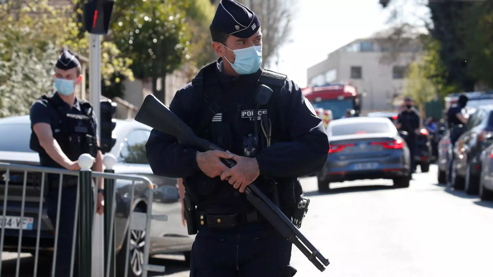 Un agent de policia controla la zona on ha tingut lloc l'atemptat