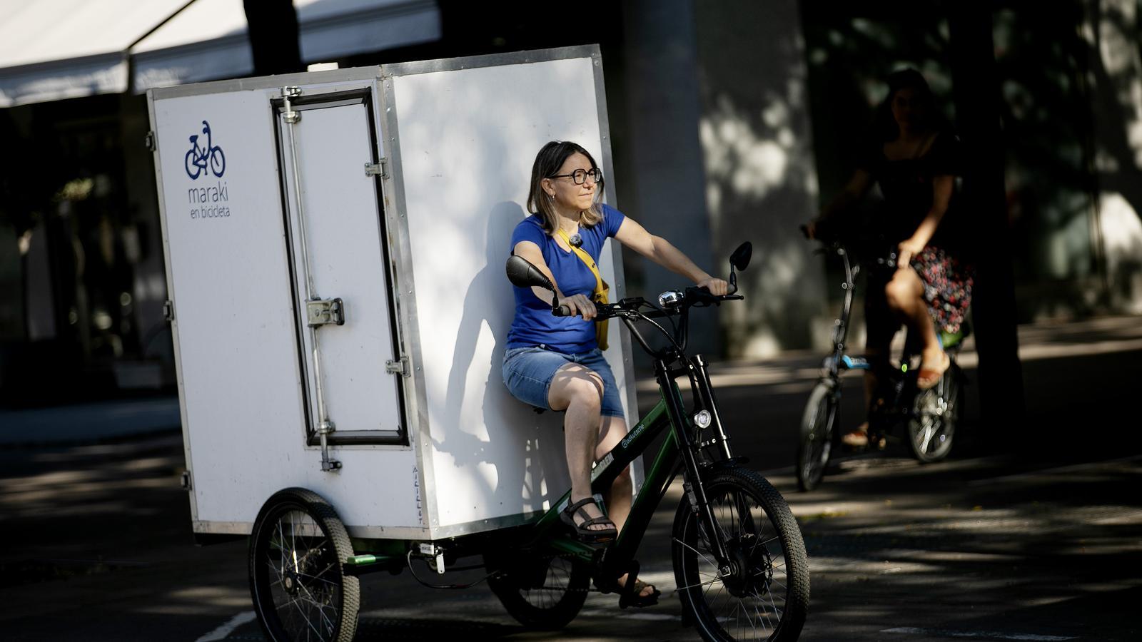 Maria Vidal es ilustradora y junto con Magalí Lladó llevan la cooperativa Maraki en bicicleta.