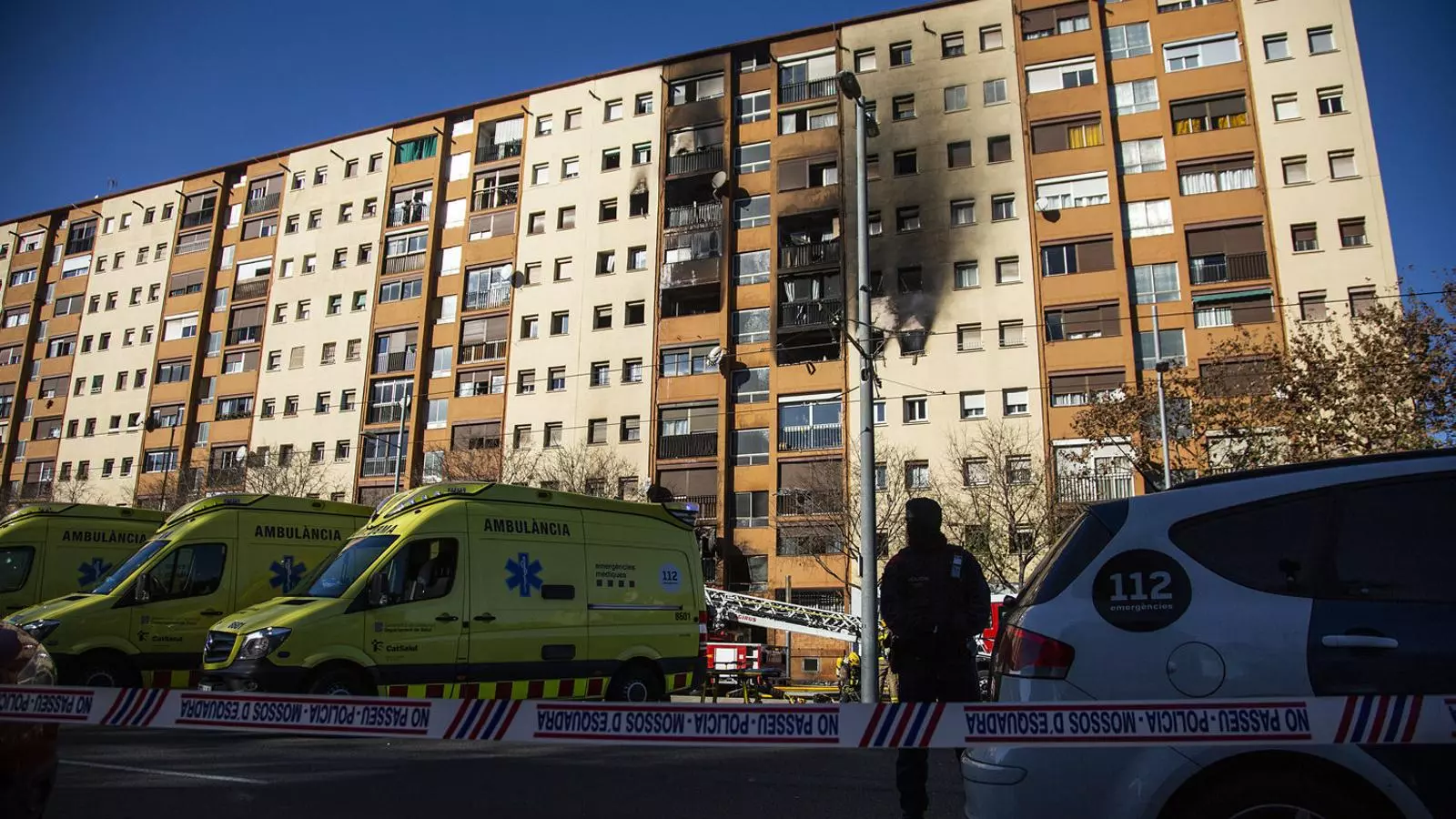 El bloc de pisos incendiat a l’avinguda Marquès de Mont-roig de Sant Roc (Badalona)