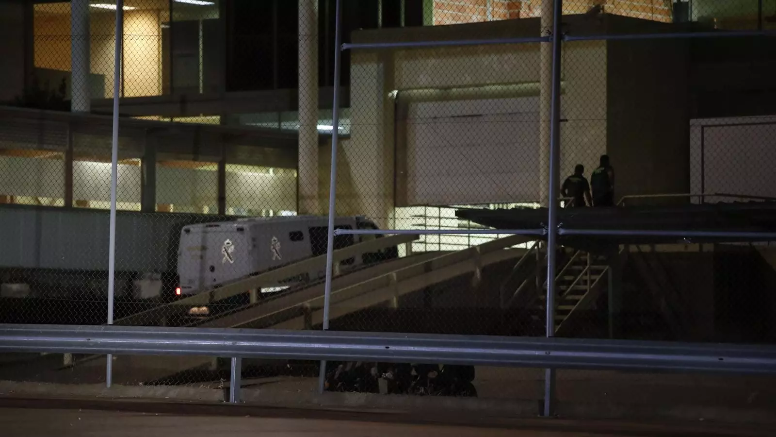 Jordi Sánchez y Jordi Cuixart entrando en Soto del real el lunes por la noche