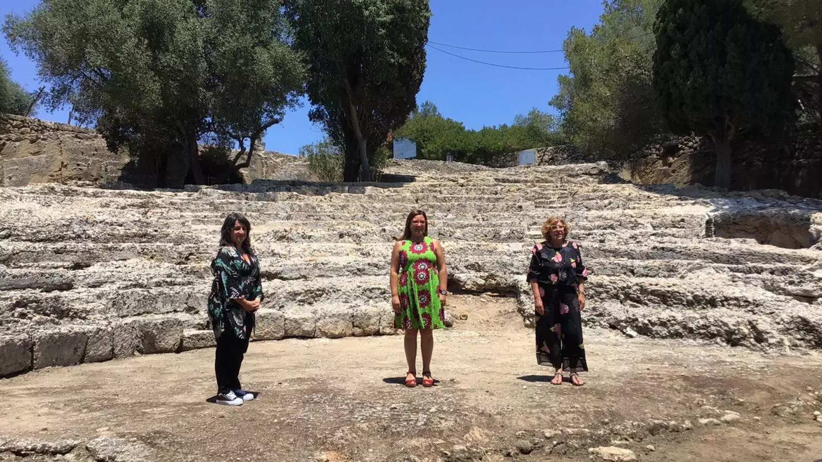Kika Coll, Bel Busquets i la batlessa d'Alcúdia, Bàrbara Rebassa, al teatre romà de Pol·lèntia.
